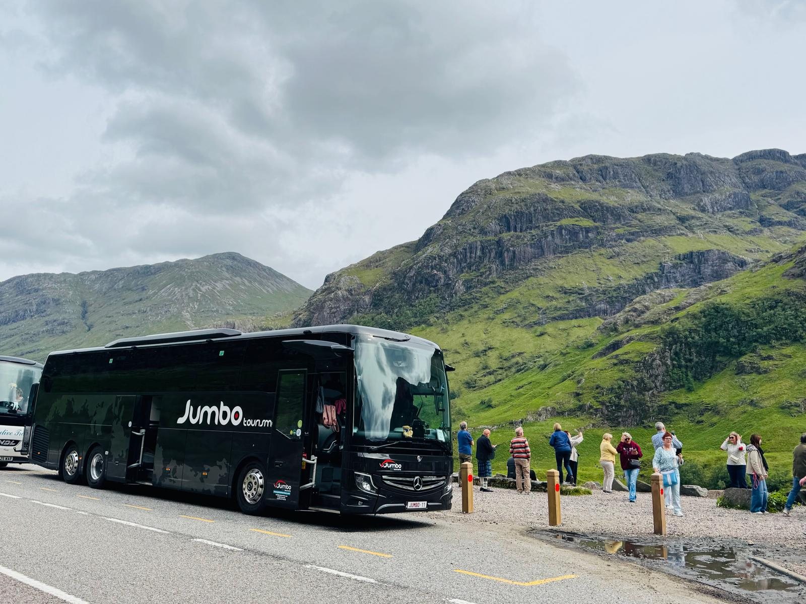 Groupe en excursion au pied des montagnes avec l’autocar Jumbo Tourisme.
