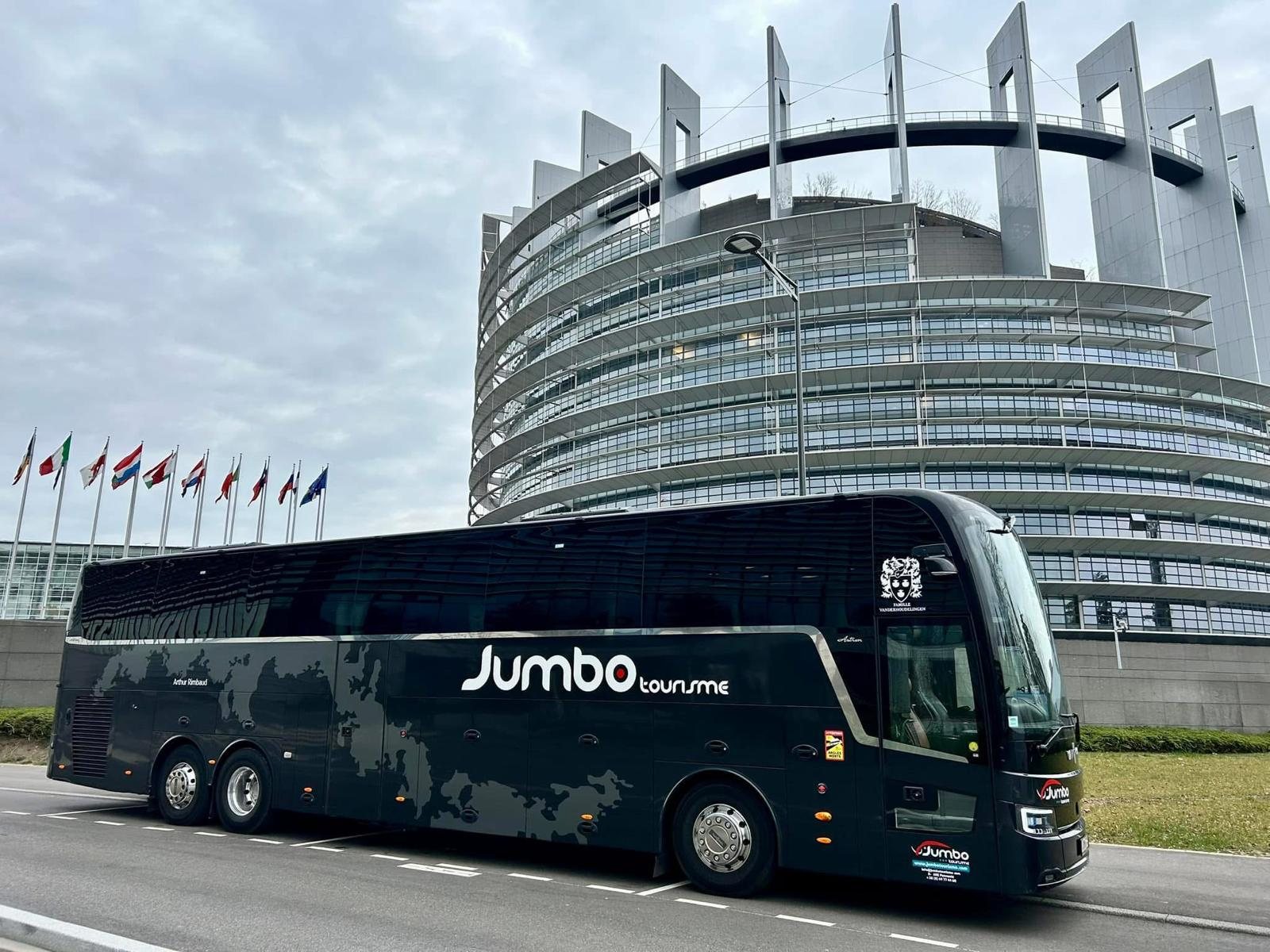 Autocar Jumbo Tourisme devant le Parlement européen à Strasbourg.