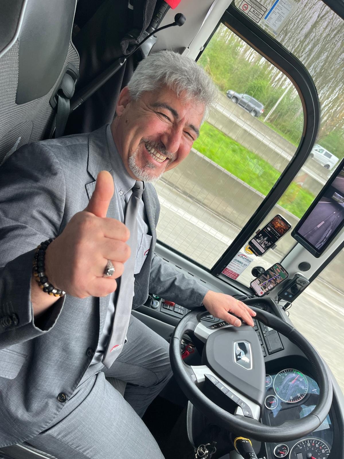 Chauffeur Jumbo Tourisme au volant, pouce levé.