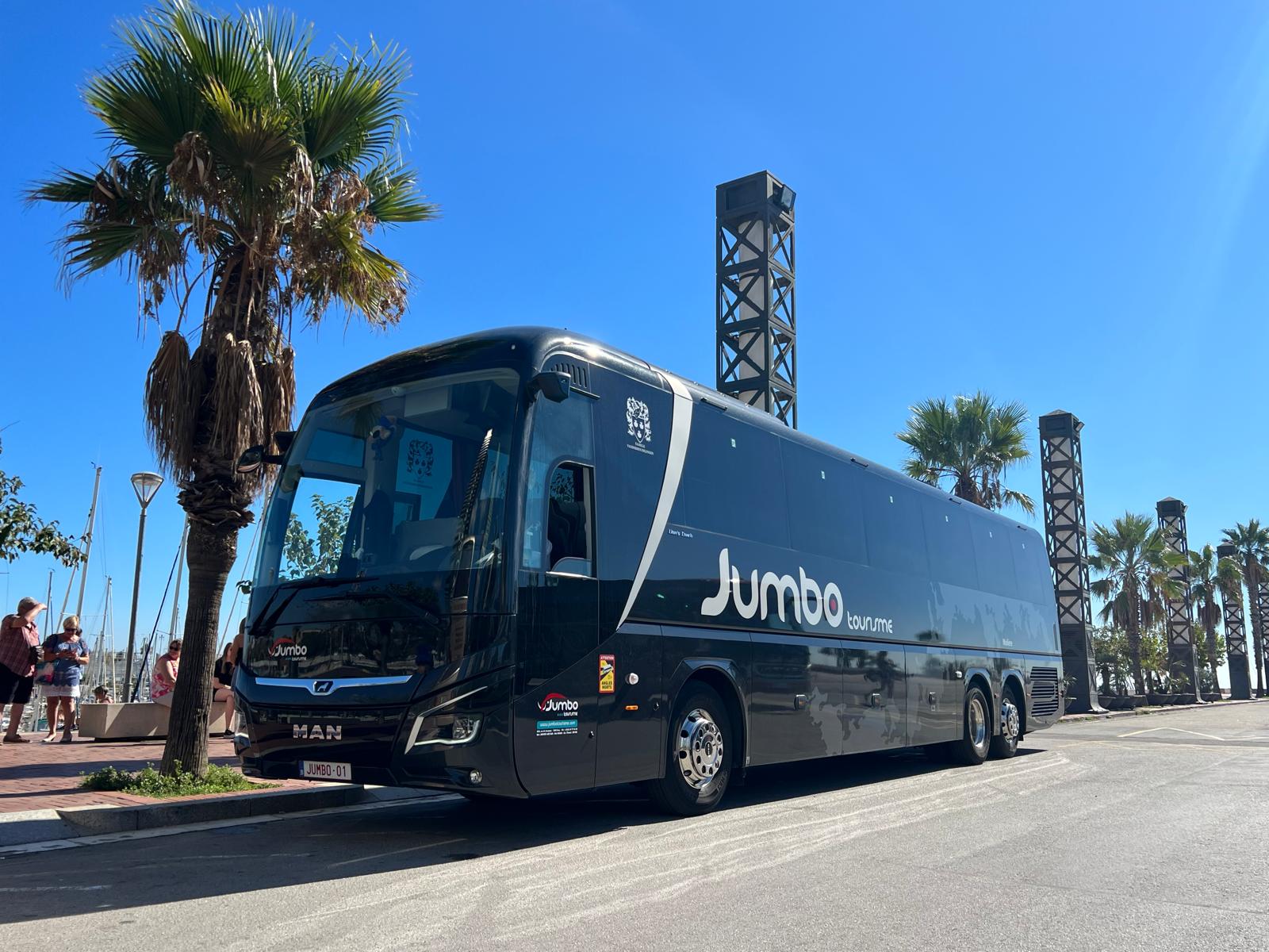 Autocar Classe Elegance Jumbo Tourisme sous les palmiers.