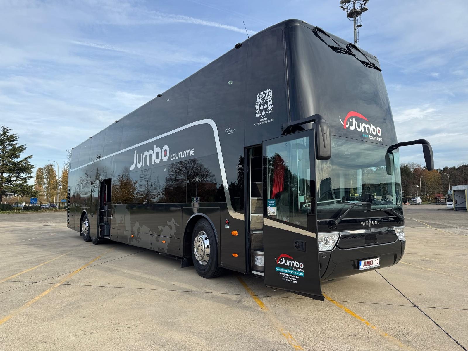 Autocar à deux étages Jumbo Tourisme, portes ouvertes.