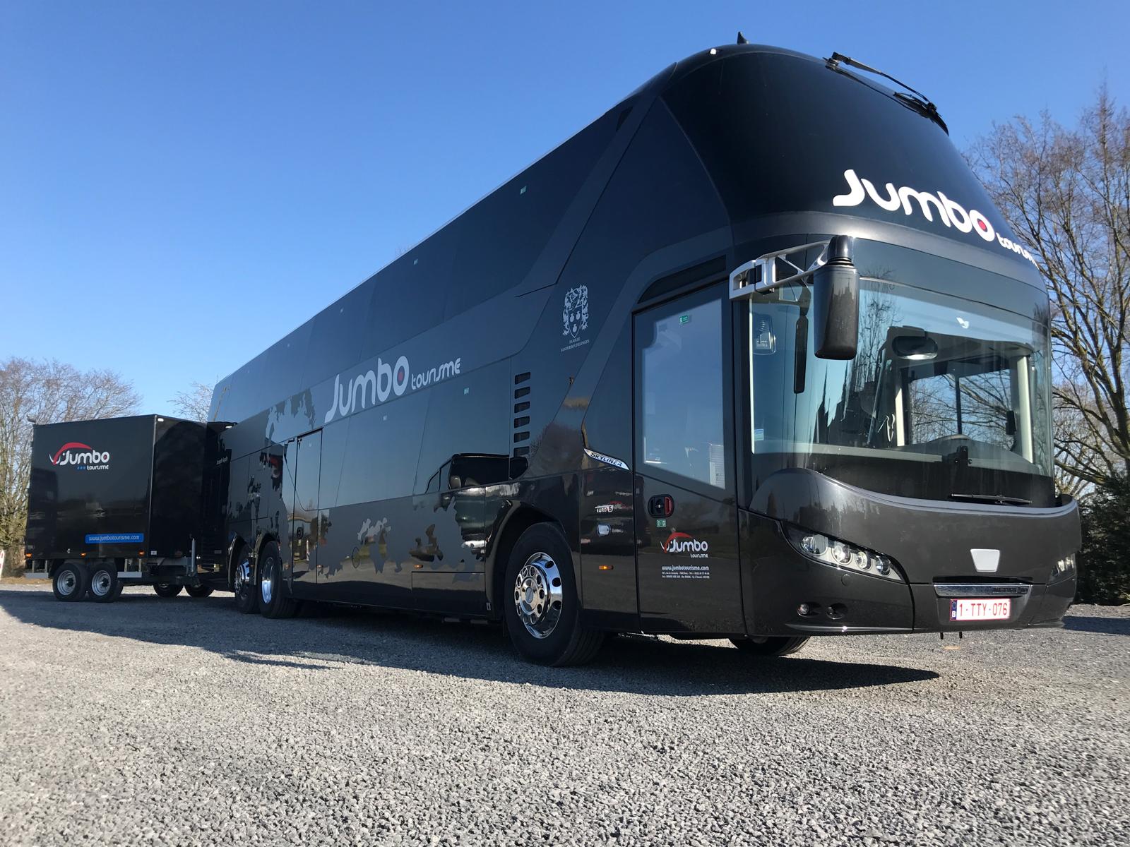 Autocar à deux étages Jumbo Tourisme et sa remorque à bagages.