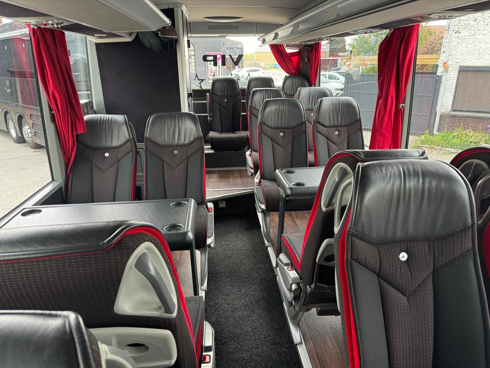 Salon avec tables à bord d’un autocar Jumbo Tourisme.